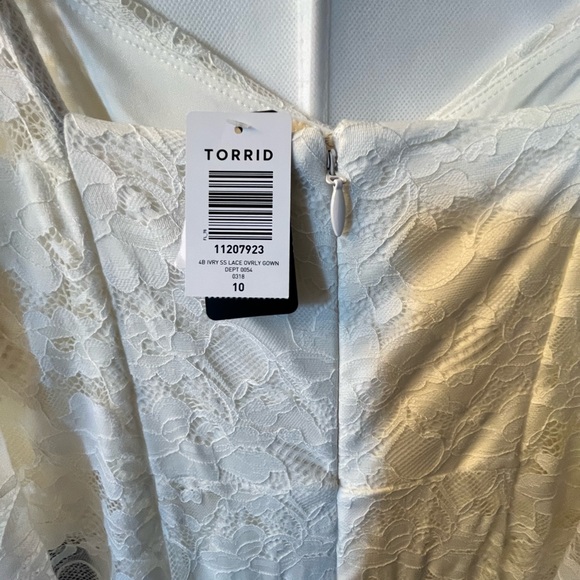 BNWT torrid size 10 ivory lace overlay gown. - Picture 3 of 3